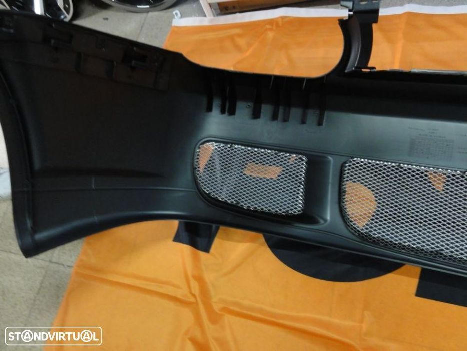 Para-choques Frontal VW Golf 4 / IV 98-03 R32 look em ABS(plástico) C/Espaço para grelha original