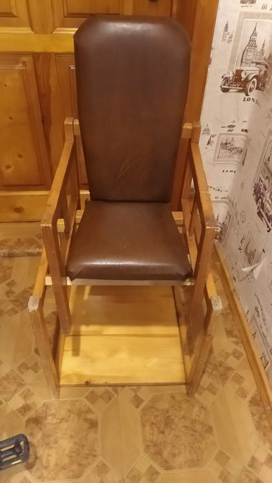 Продам дитяче крісло зі столиком, з дерева