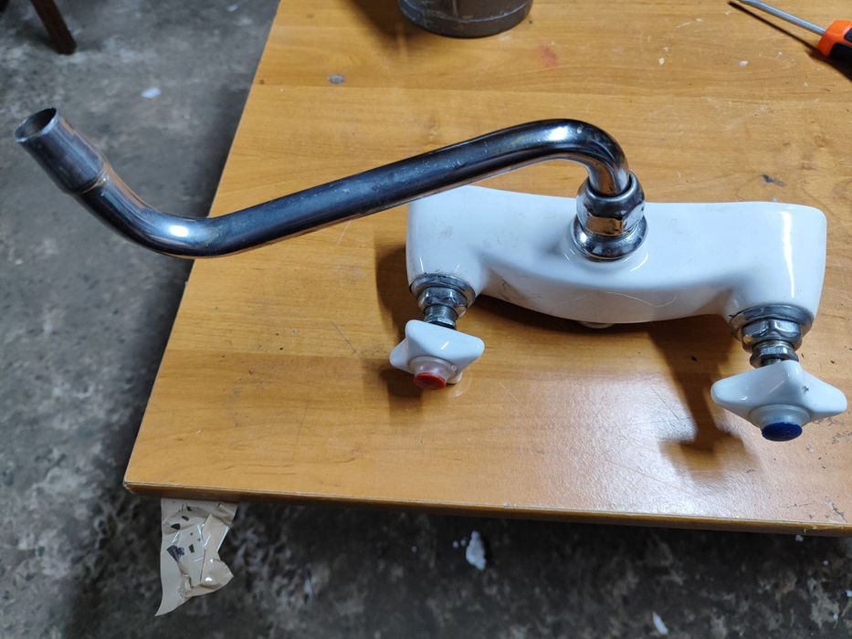 Змішувач води фарфоровий