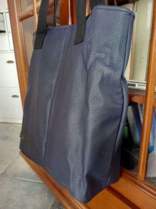 Granatowa duża torba, skóra eko, pod pachę lub na dlugim pasku, nowa
