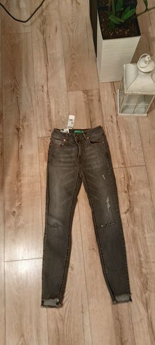 Spodnie rurki z przetarciami nowe