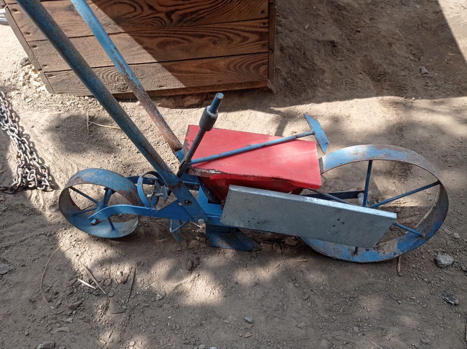 Міні комбайн для посіву буряка та кукурудзи