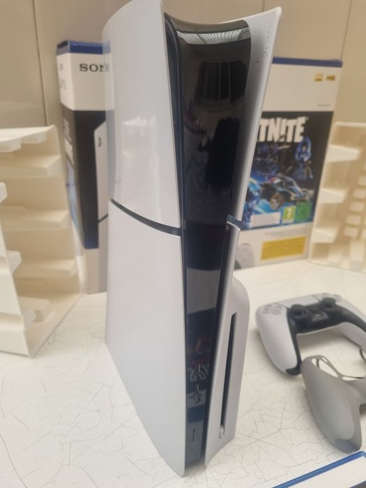 Ps5 slim 1Tb com Leitor de CD + Jogo + comando Sony + Acessórios extra - Ler anúncio  !!