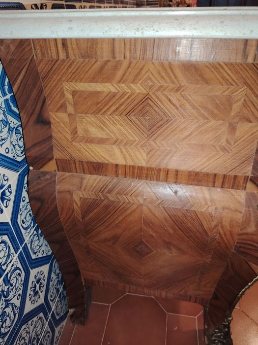 Cómoda Estilo Luis XV com Aplicações em Bronze