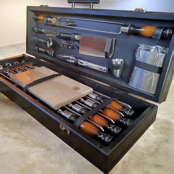 Подарунковий набір для пікника чорний кольори 8 шампурів.