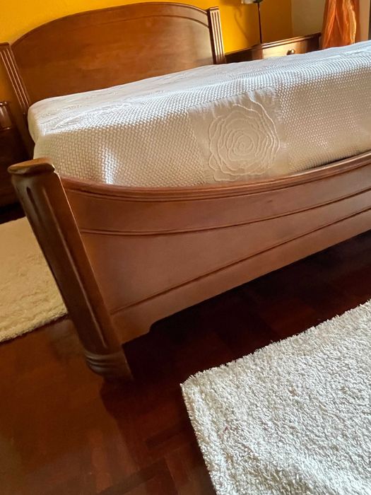 Quarto completo com design moderno em madeira maciça de nogueira