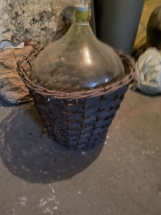 Balon na wino z koszem