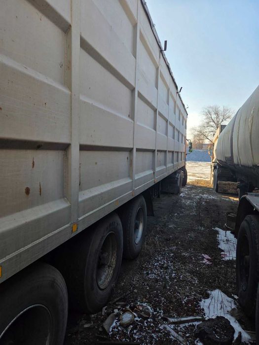 Тягач з напівпричепом DAF CF-85