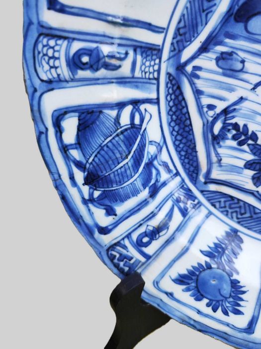 Prato em porcelana chinesa,
Século XVII (Período Ming Wanli).