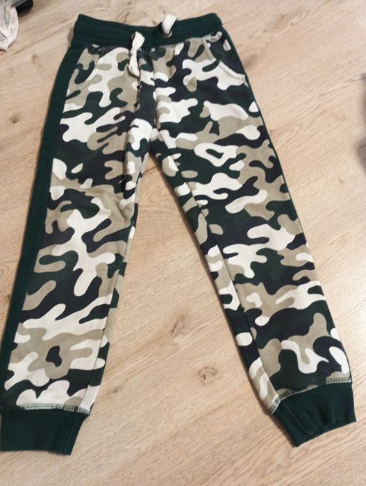 Spodnie dresowe moro 122/128 dla chłopca