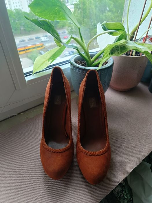 Piękne Rude zamszowe szpilki Stradivarius