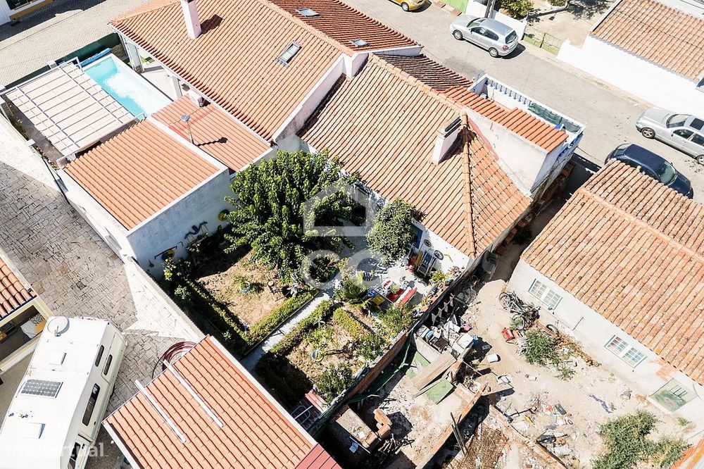 Moradia T3 c/ Quintal, Terraço e Aproveitamento de Sótão nos Canaviais