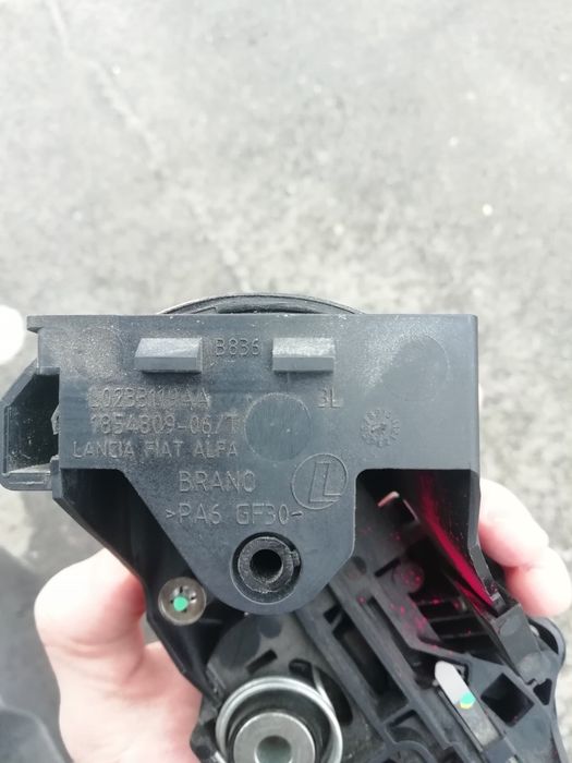 Замок відкидання спинки заднього дивану Jeep Renegade, лівий