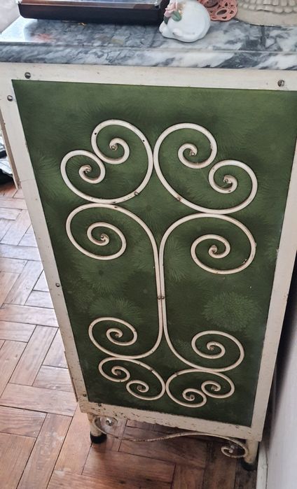 Cómoda vintage em ferro com detalhes em napa