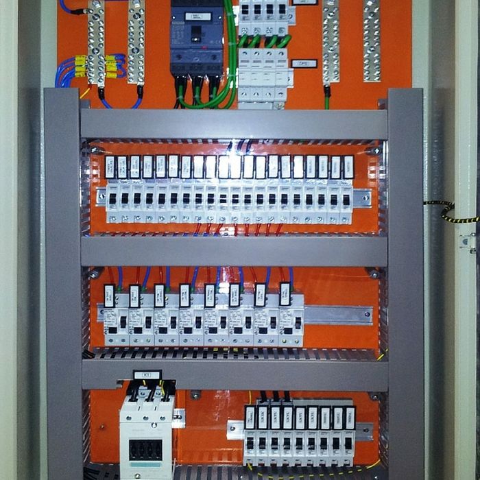 Eletricista técnico/ instalação elétrica