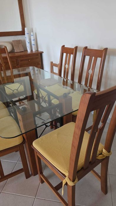 Mesa de jantar e cadeiras