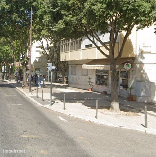 Loja comercial com 2 montras — Saída da Estação CP de Benfica | 180.00