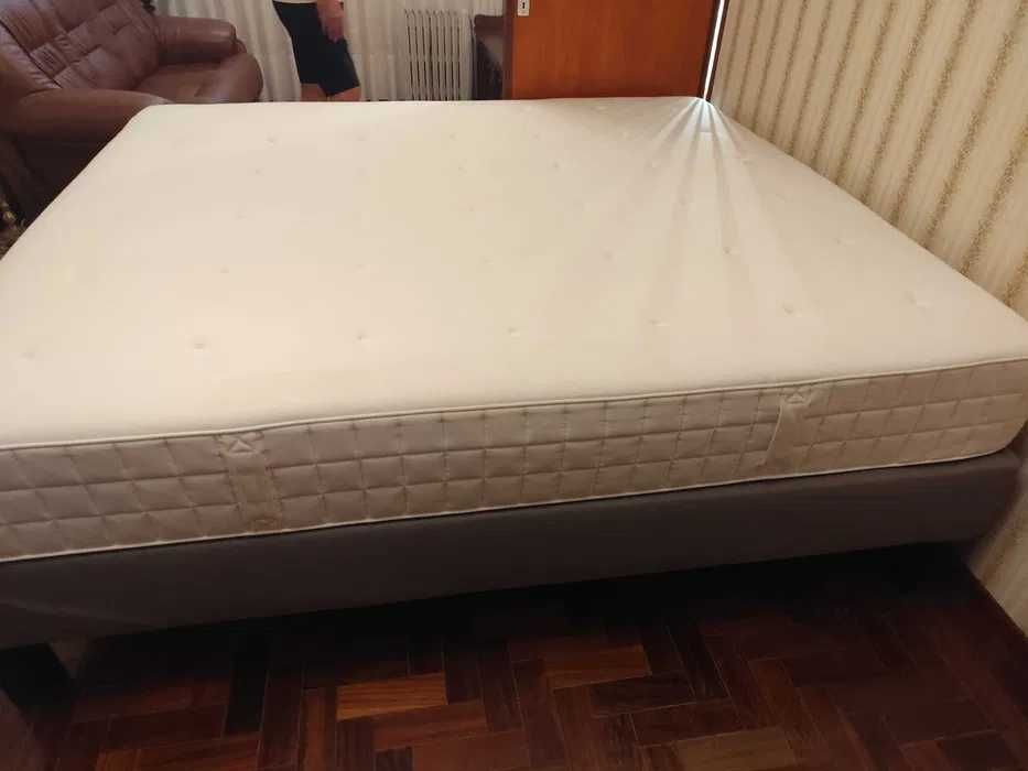 Cama Ikea de casal larga com colchão de molas ensacadas, como nova.