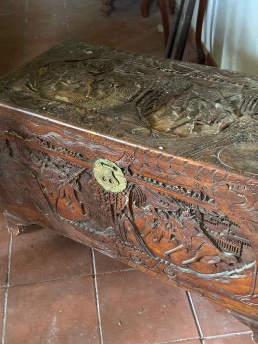 Arca trabalhada, em madeira, maravilhosa podemdo fazer de bar ou mesa