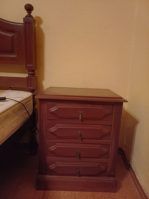 Cama de casal e mesas cabeceira