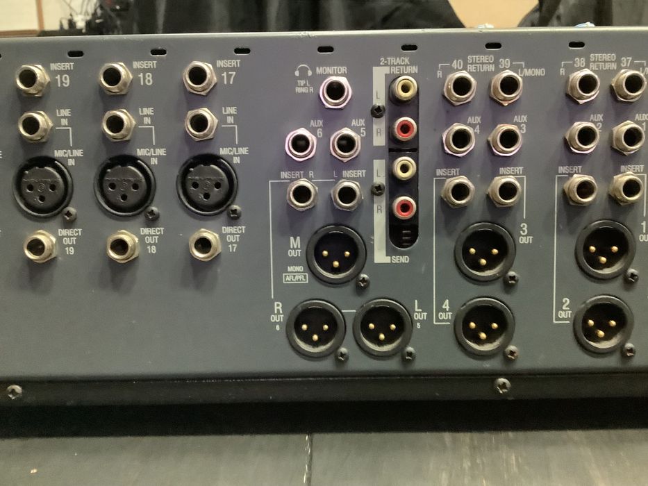 Mesa de mistura Allen & Heath GL2200