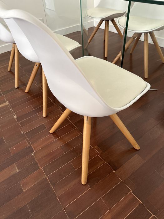 Mesa e Cadeiras Holandesas com almofada em pele branca