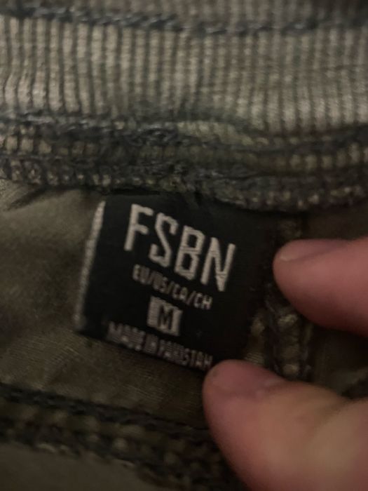 calças rasgadas de ganga homem cor verde tamanho M ( Portes gratis)