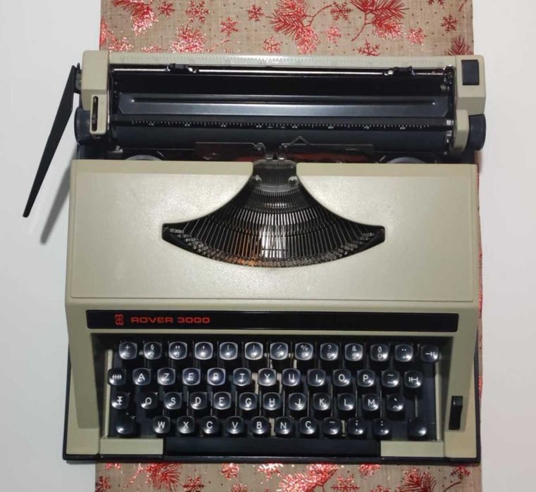 Máquina de escrever antiga mas como nova !