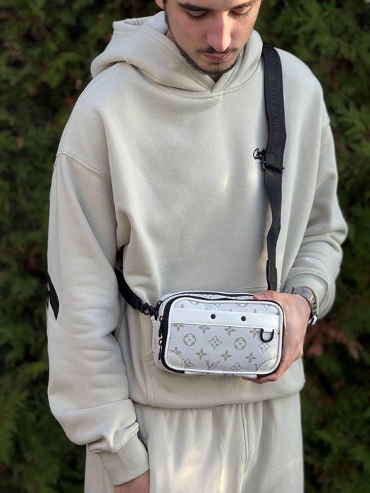 Сумка Louis Vuitton кожаная мужская черная Lv спортивная Луи Витон