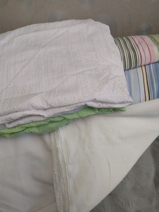 Ткань шелк в полоску.ширина 145см и ткань жатка в стразах белый ,салат