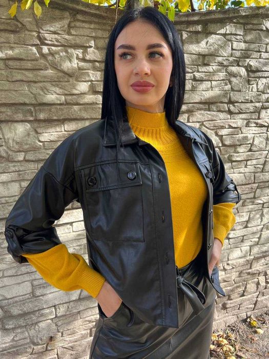 Жіночий шкіряний костюм з спідницею