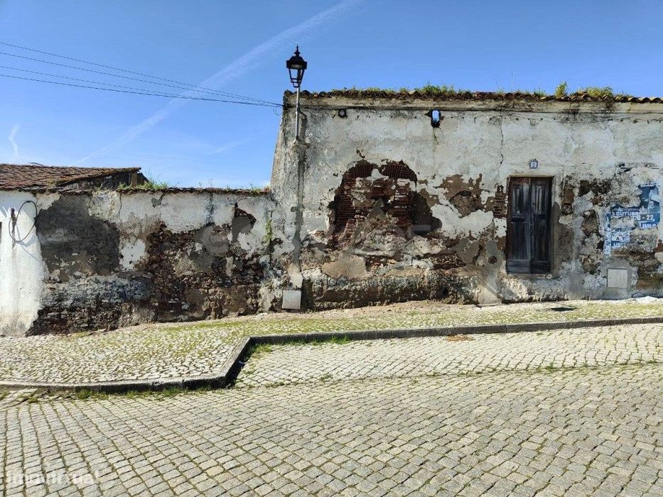 Moradia para recuperar localizada em Alvito, inserida numa zona pri...