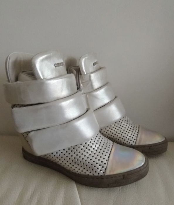 Buty firmy CARINII