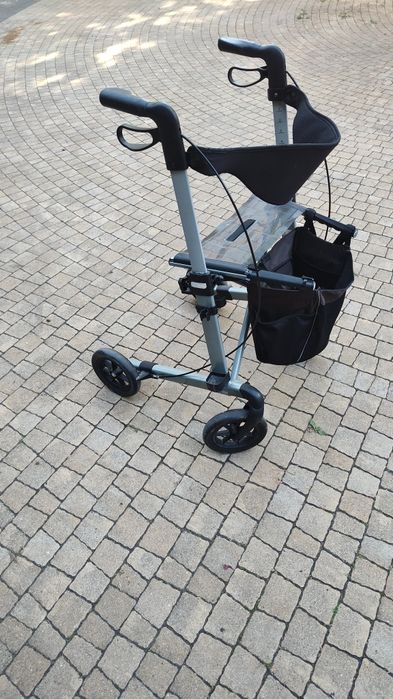 Chodzik, balkonik, rollator.