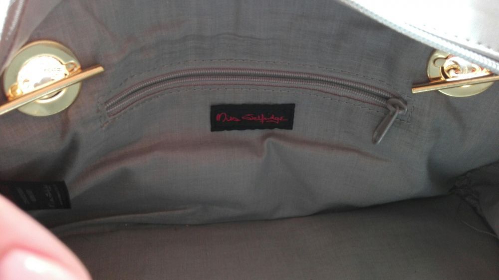 Pikowana szara torebka na łańcuszku