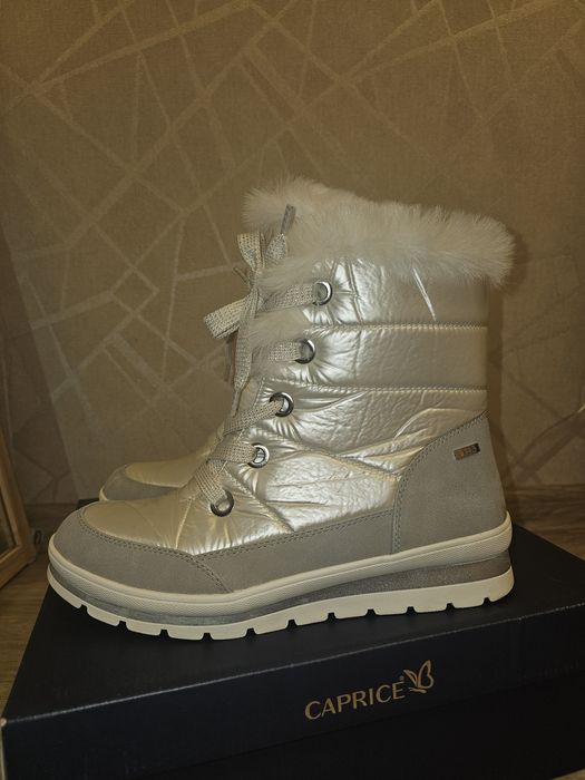 Зимові дуті чоботи Caprice жіночі білі