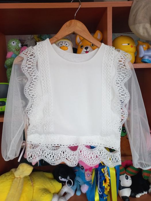 Ошатна біла блуза з мереживом та фатиновими рукавами (Італія)