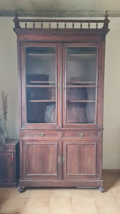 Móvel cristaleira de sala com cerca de 80 anos