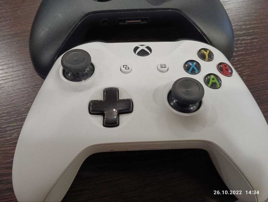 Продам Xbox One S All Digital, 1 Tb с аккаунтом