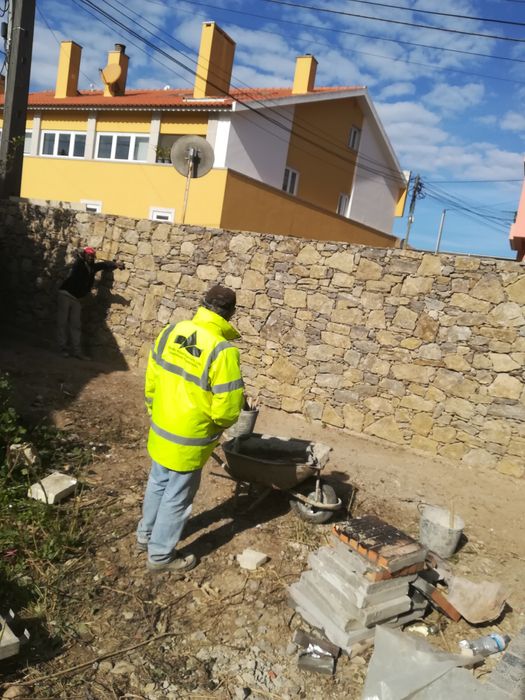 Fazemos muros rústicos de pedra a Norte a Sul do país