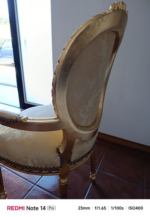 Cadeirão dourado
