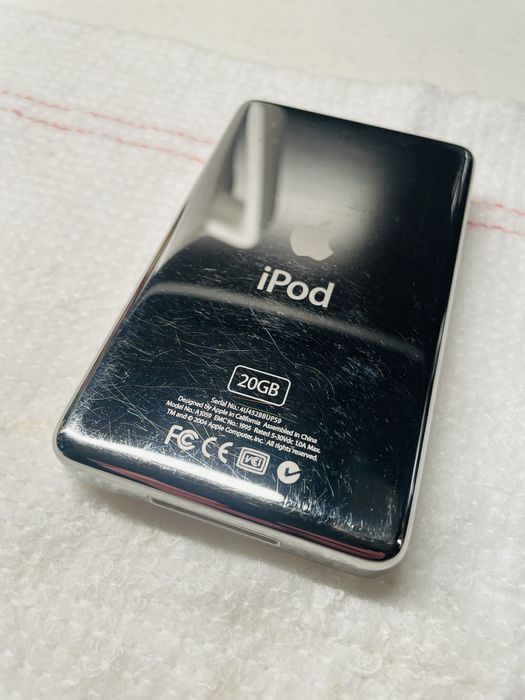 iPod classic 4th gen. Świetny stan, folia.