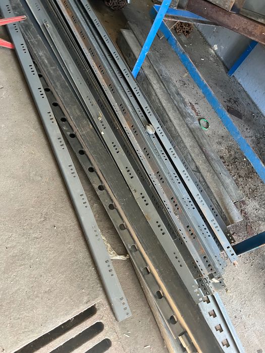 Solidne profile metalowe perforowane / kątowniki / słupy do regałów