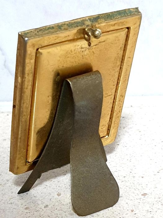 Lindas pequenas molduras com micromosaicos e imagens religiosas