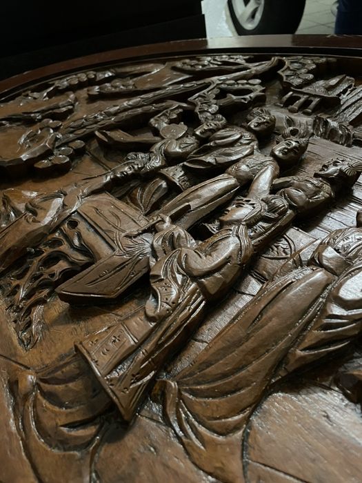 Mesa de madeira com gravuras