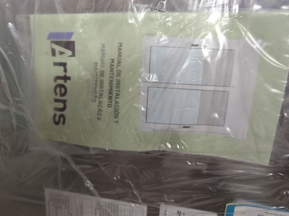 2 janelas de PVC 100x120 vidros duplos.