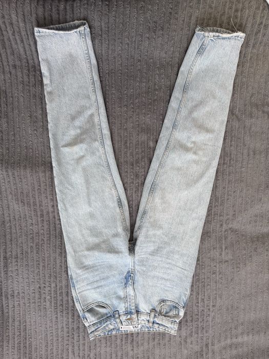 Jasnoniebieskie jeansy