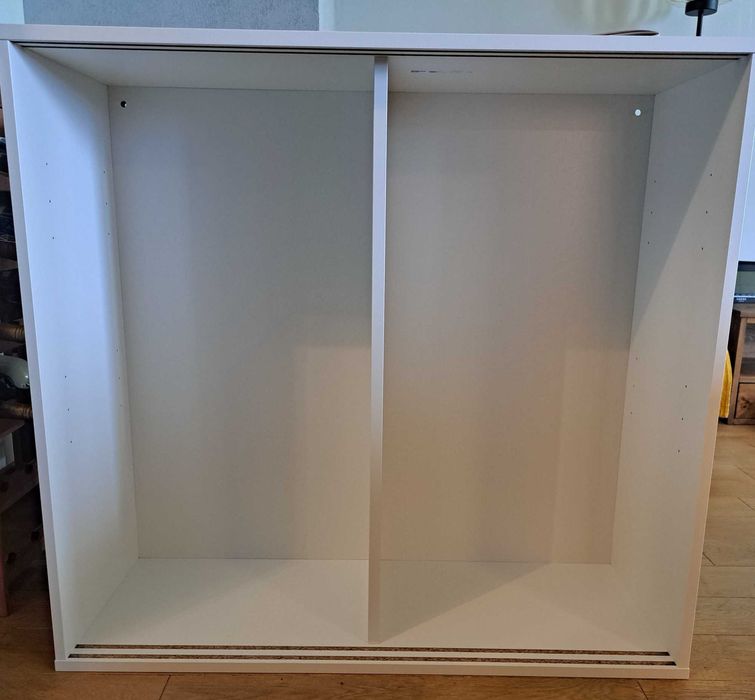 Witryna z drzwiami przesuwanymi IKEA Vihals
