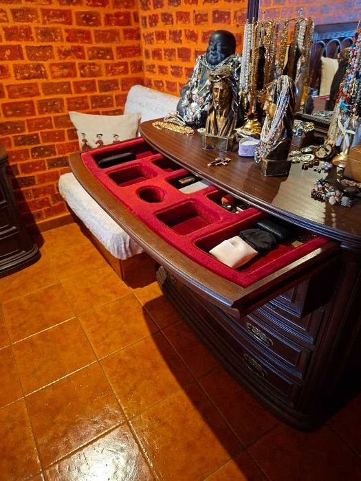 Cama, cómoda , mesas de cabeceira tudo em mogno 270€