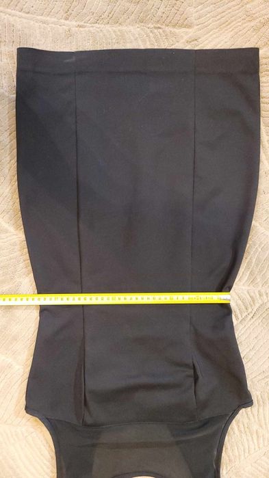 Mała czarna na siateczkowych ramiączkach